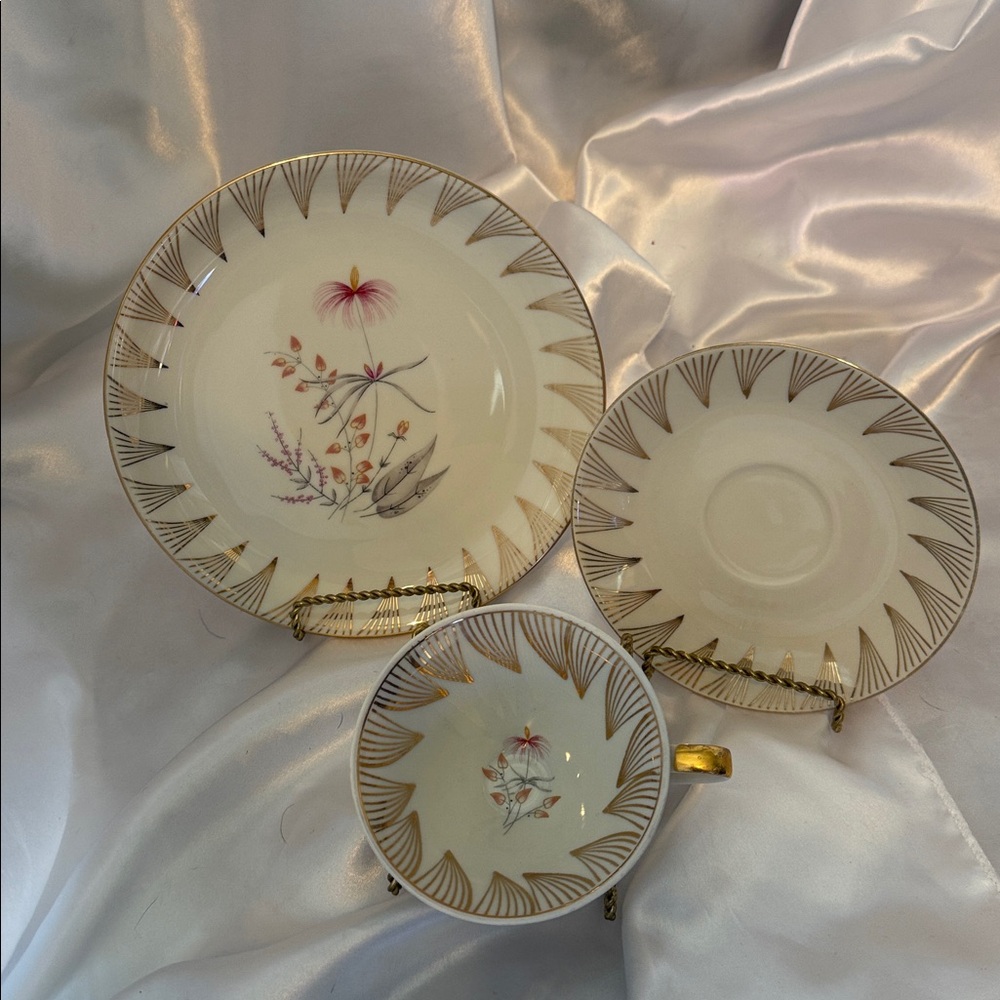 Bavaria Elfenbein Porzellan Tea Cup, Saucer & Cake/Cookie plate.